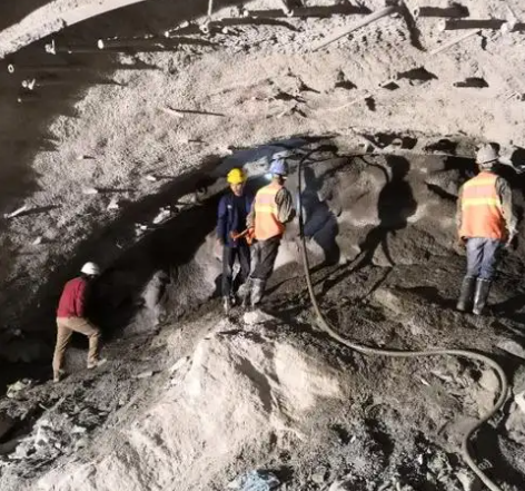 十堰拱顶带模注浆料的施工流程及注意事项